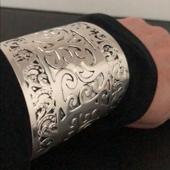 SILVER METAL CUFF BRACELET W/GORGEOUS DESIGN - Picture 8 of 13